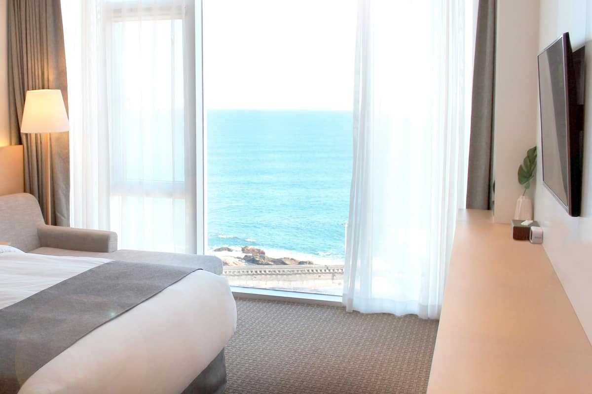 Deluxe Double Room, Ocean View | 1 bedroom, premium bedding, down comforters, iron/ironing board