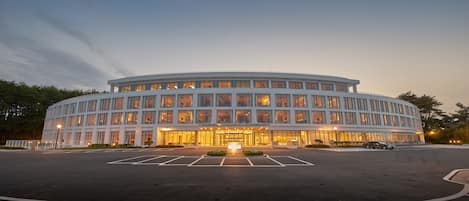 Vista frontal de la propiedad