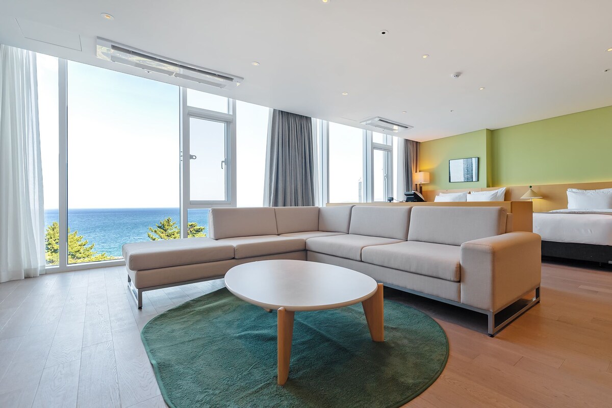 [Wellness Gathering PKG] Potaraka Sunrise Suite | Premium bedding, down comforters, iron/ironing board (on request)