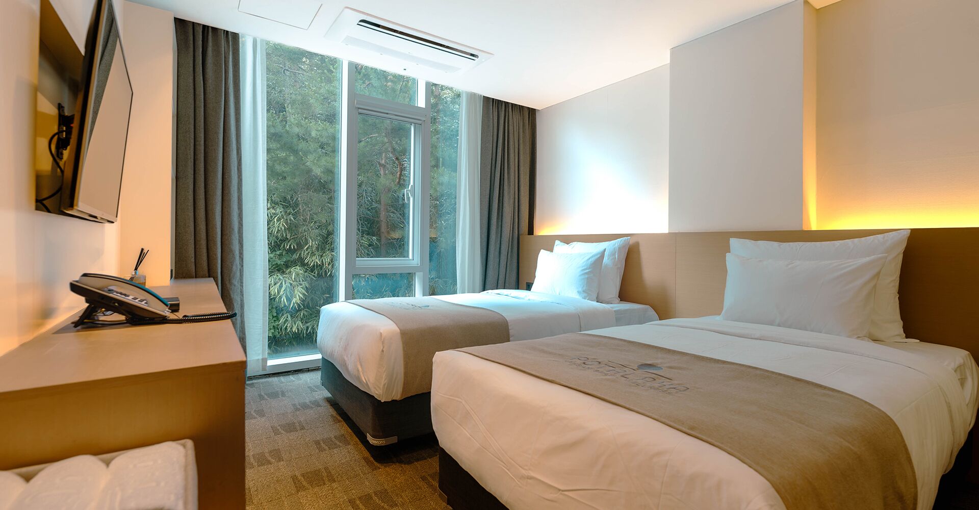 Forest Standard Twin | Premium bedding, down comforters, iron/ironing board, free WiFi
