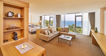 Suite junior, vistas al mar | Zona de estar | Una televisión de pantalla plana