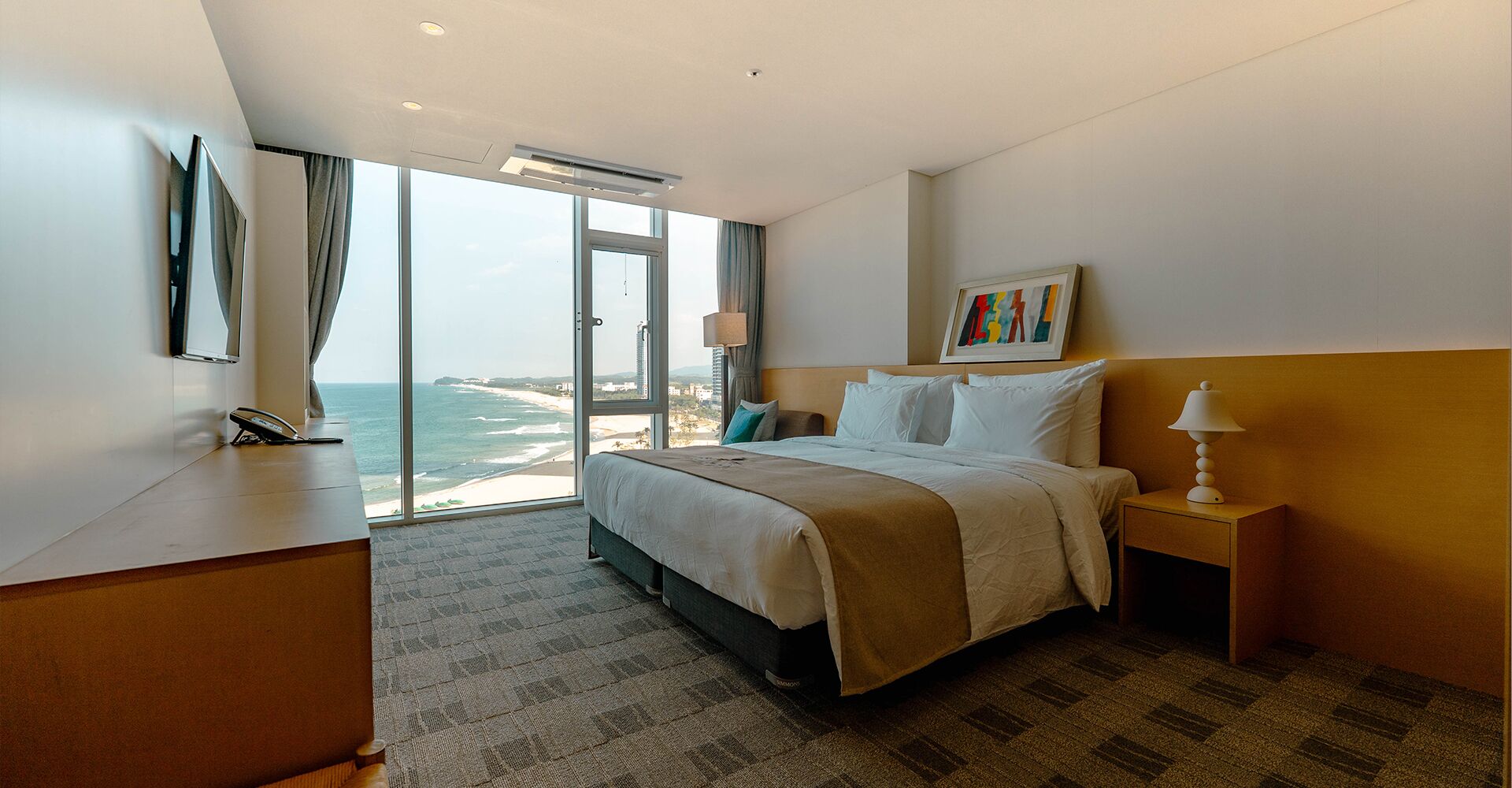 Ocean View Premium Double | Premium bedding, down comforters, iron/ironing board, free WiFi