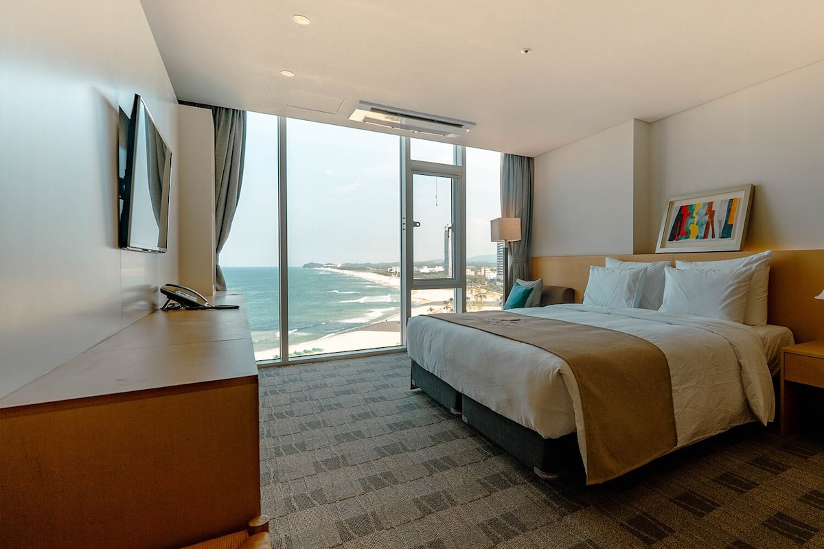 Ocean View Premium Double | Premium bedding, down comforters, iron/ironing board (on request)