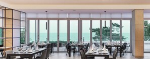 Breakfast and lunch served - Naksan Beach Hotel (Yangyang)