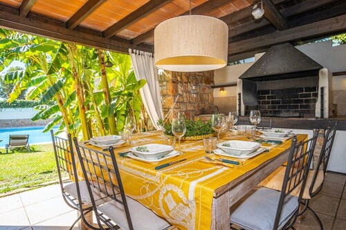 Villa allas ja yksityinen puutarha ja grilli. Elegantti ilmapiiri