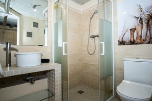 Dusj, hårføner, håndklær og såpe