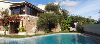 Villa with pool and private garden and barbecue. Elegant atmosphere