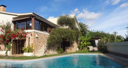 Villa allas ja yksityinen puutarha ja grilli. Elegantti ilmapiiri