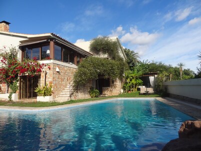 Villa with pool and private garden and barbecue. Elegant atmosphere