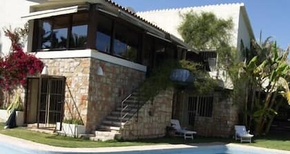 Villa with pool and private garden and barbecue. Elegant atmosphere