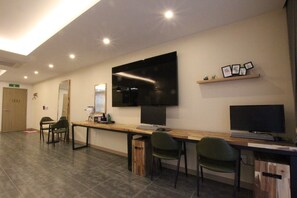 Doppelzimmer, 2 Doppelbetten | Businesscenter