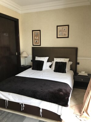 2 habitaciones, tabla de planchar con plancha, wifi y ropa de cama 