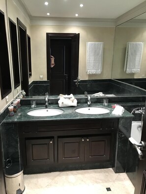 Combined shower/bathtub, hair dryer, bidet, towels