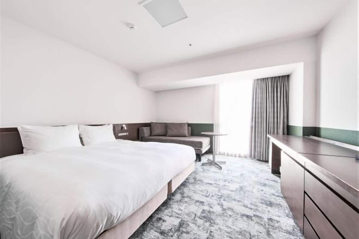 Escritorio, wifi gratis y ropa de cama