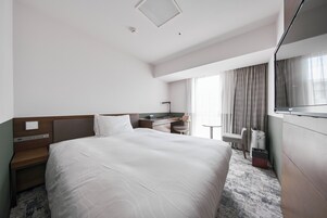 Escritorio, wifi gratis y ropa de cama 