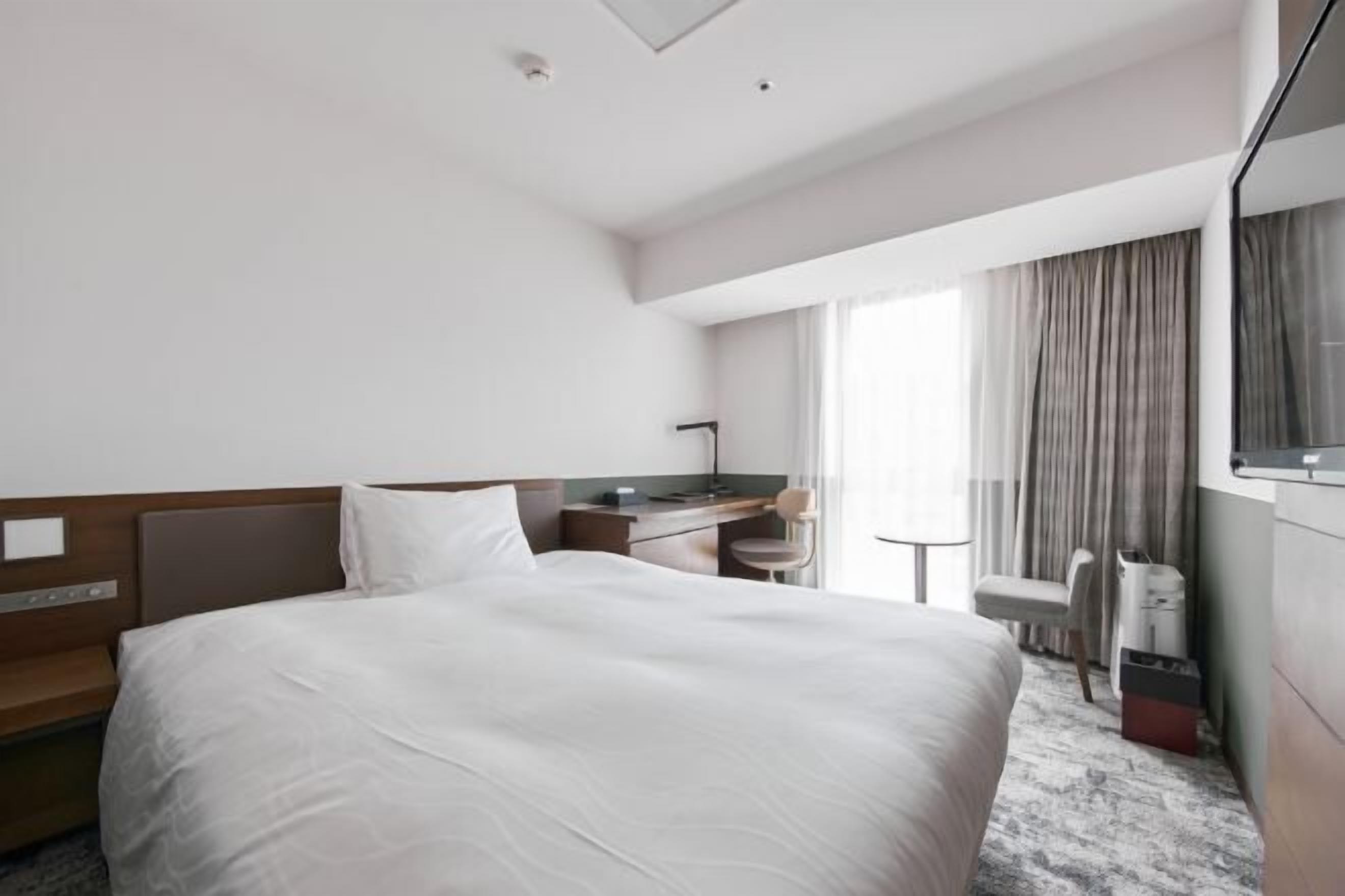 Meja, Wi-fi percuma, cadar katil 