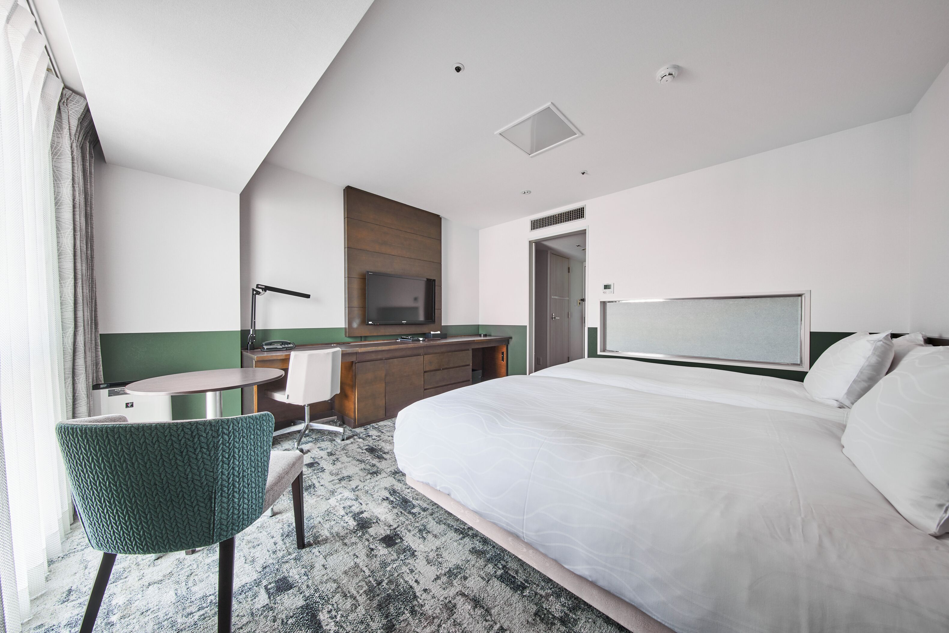 desk, free wifi, bed sheets