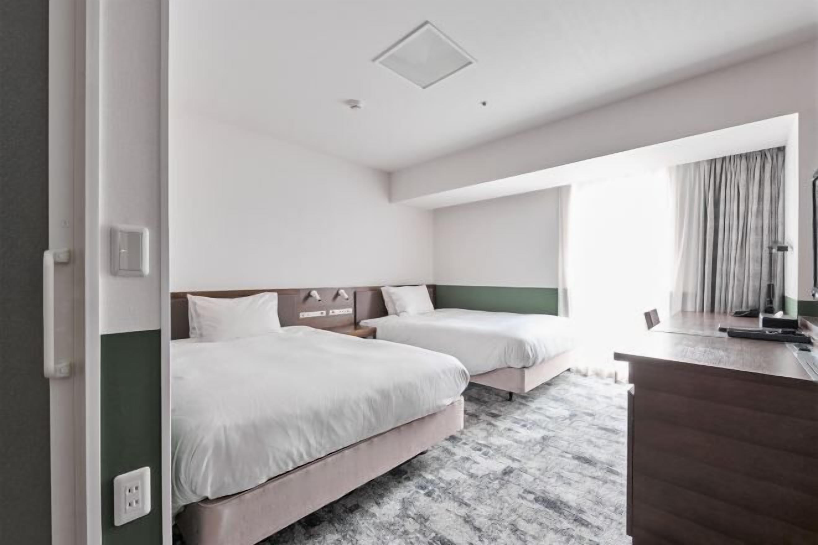 Meja, Wi-fi percuma, cadar katil 