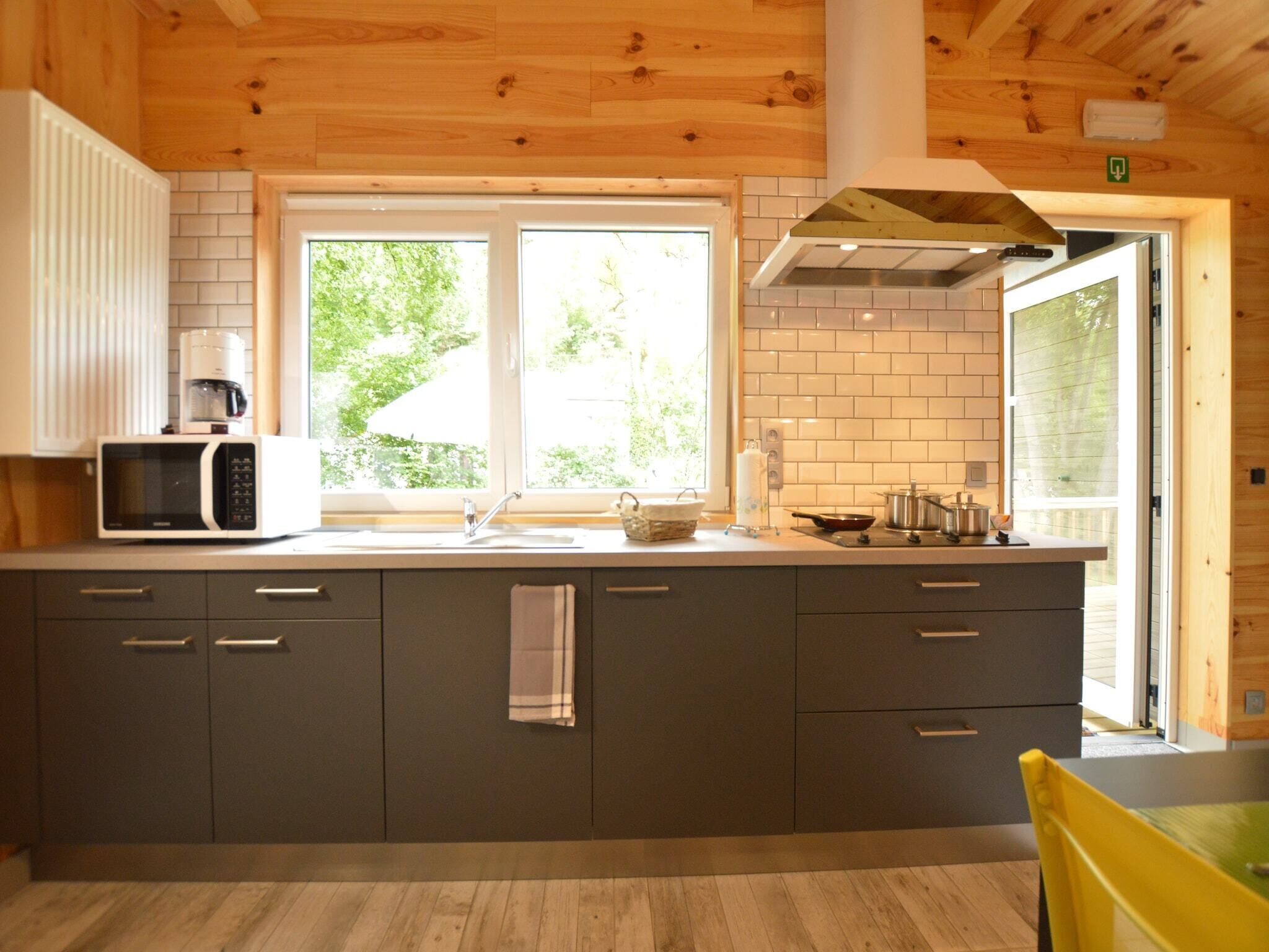 Réfrigérateur, micro-ondes, plaque de cuisson, cafetière/bouilloire