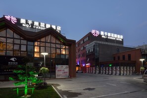 Front of property - evening/night - MeiQianJu GARDEN HOTEL (Shanghai)