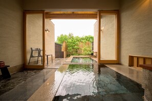 Chambre, dans l’édifice annexe (Royal Suite,with Open Air Bath) | Salle de bain | Ensemble baignoire-douche, baignoire à l’eau de source