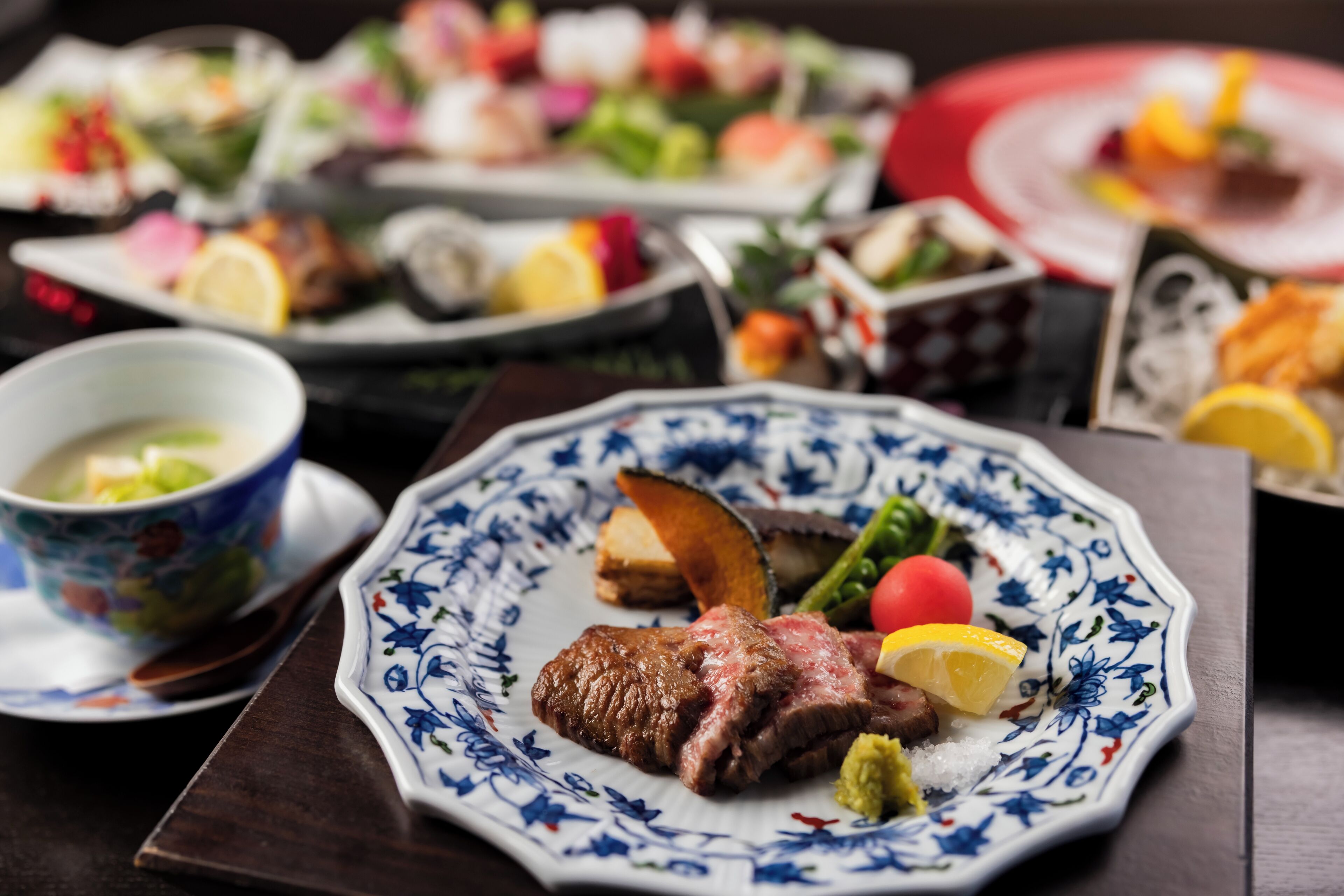 Uma mesa de jantar com diversos pratos, incluindo um prato com carne e legumes.