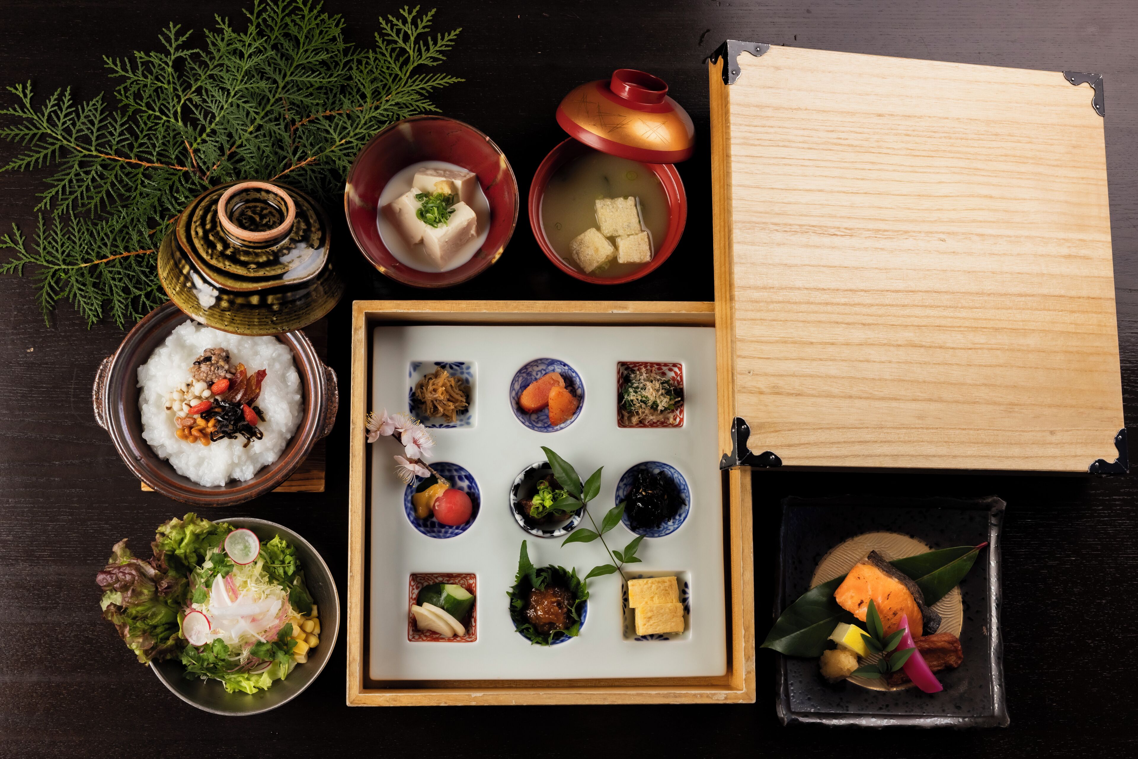 Variedad de platos japoneses sobre una mesa, incluyendo sushi, sashimi y otras exquisiteces.