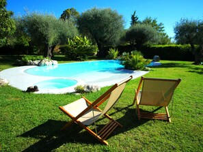 An infinity pool, a heated pool - Provencal villa in the heart of olive groves with swimming pool (La Colle-Sur-Loup)