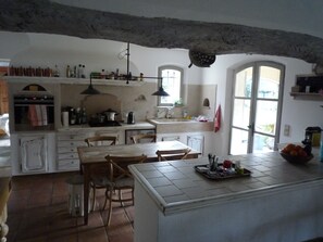 Fridge, microwave, oven, stovetop - Provencal villa in the heart of olive groves with swimming pool (La Colle-Sur-Loup)
