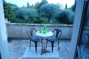 Outdoor dining - Provencal villa in the heart of olive groves with swimming pool (La Colle-Sur-Loup)