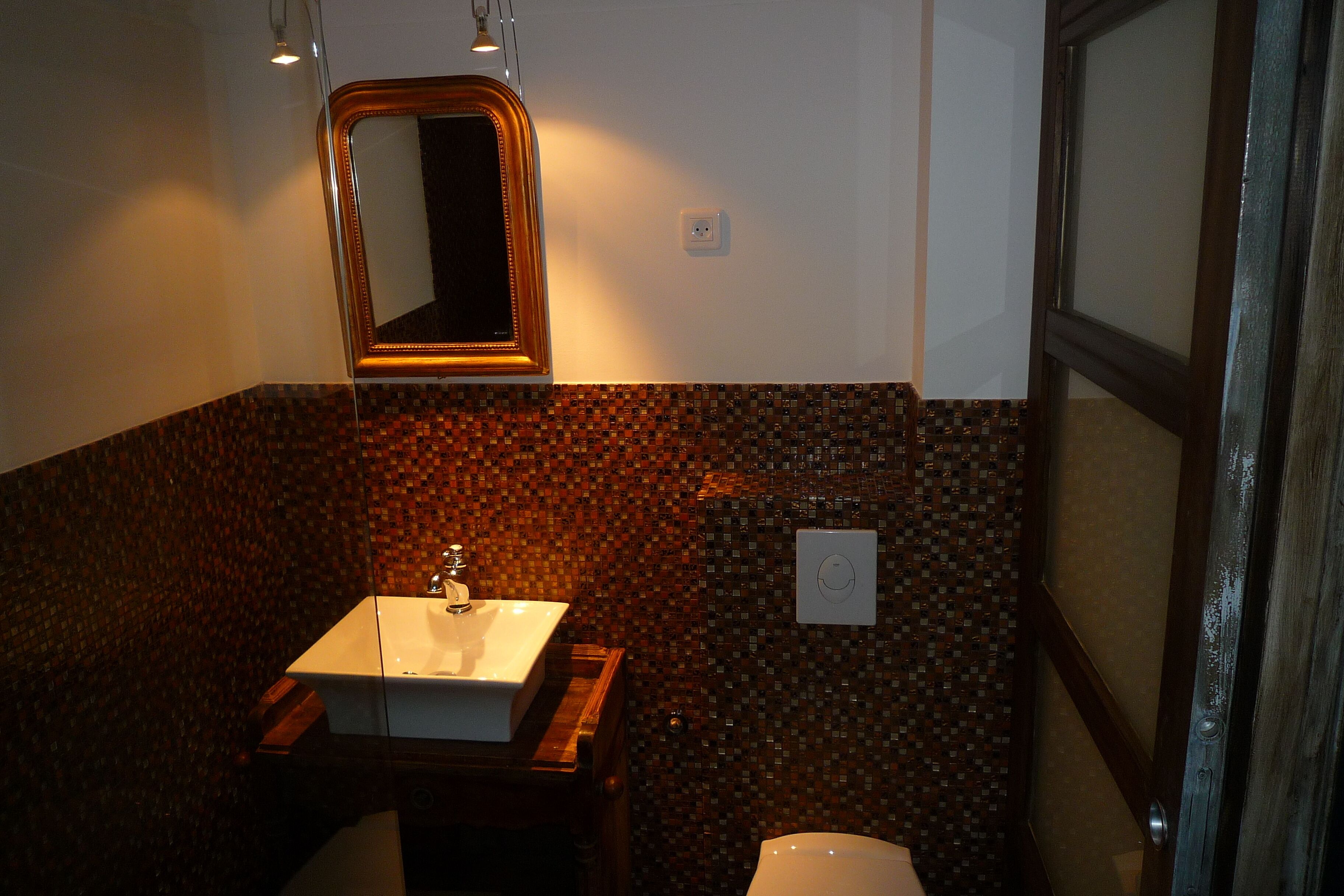 Combined shower/bathtub, hair dryer, towels, soap