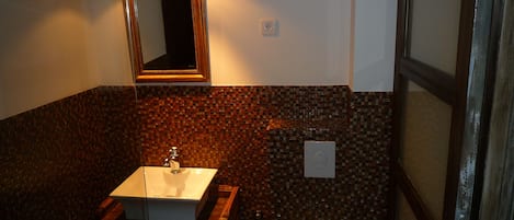 Combined shower/bathtub, hair dryer, towels, soap
