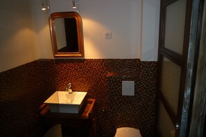 Combined shower/bathtub, hair dryer, towels, soap - Provencal villa in the heart of olive groves with swimming pool (La Colle-Sur-Loup)