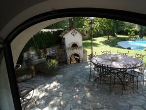 Outdoor dining - Provencal villa in the heart of olive groves with swimming pool (La Colle-Sur-Loup)