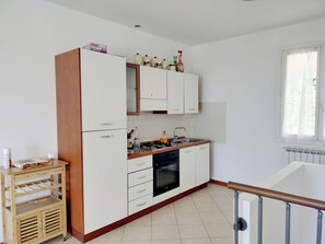 Réfrigérateur, micro-ondes, four, cafetière/bouilloire