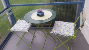 Outdoor dining - Rural peaceful house close to beach, golf and shops. House sleeps 7/9. (Grezac)