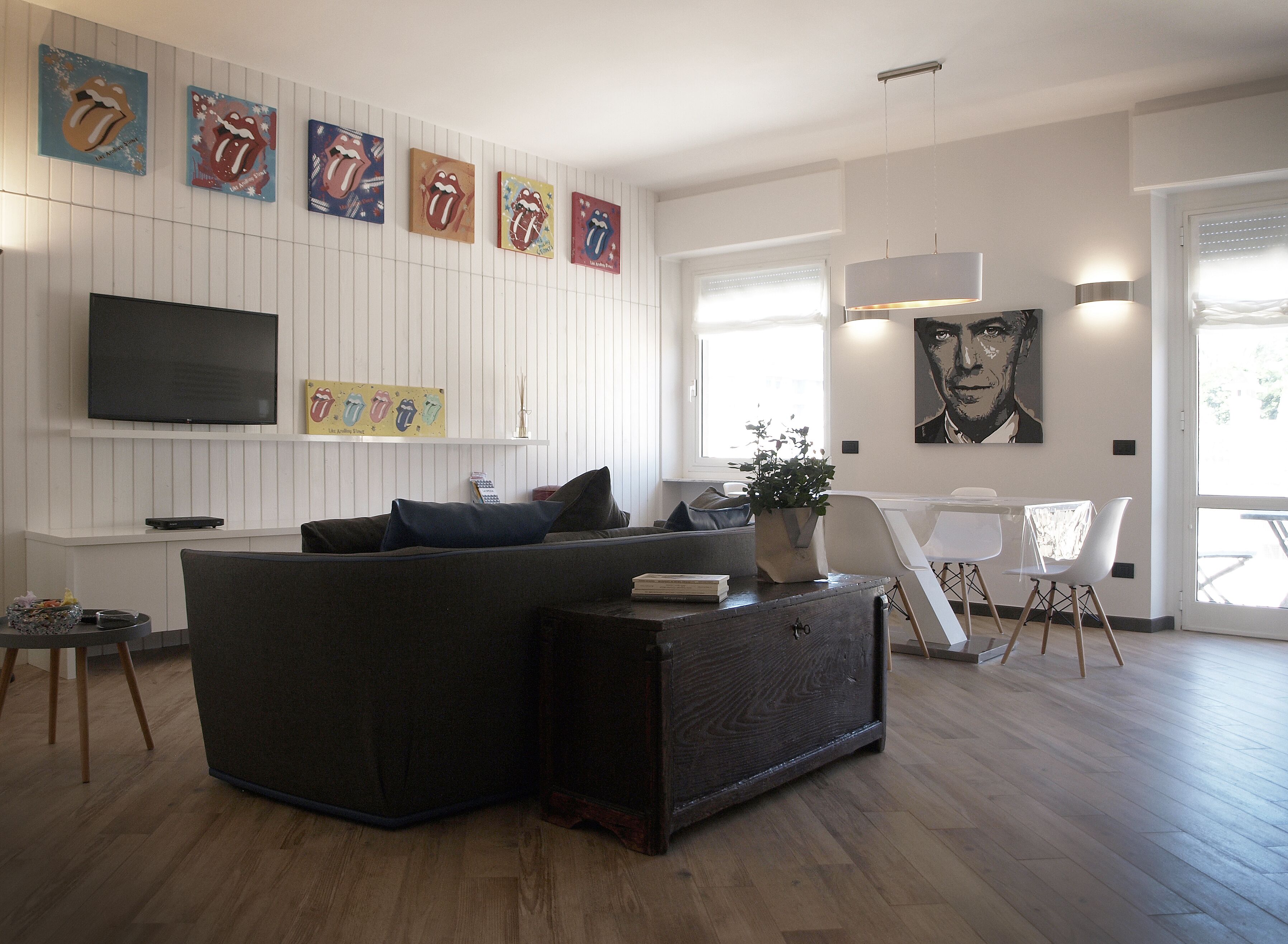 TV connectée, lecteur de DVD, livres