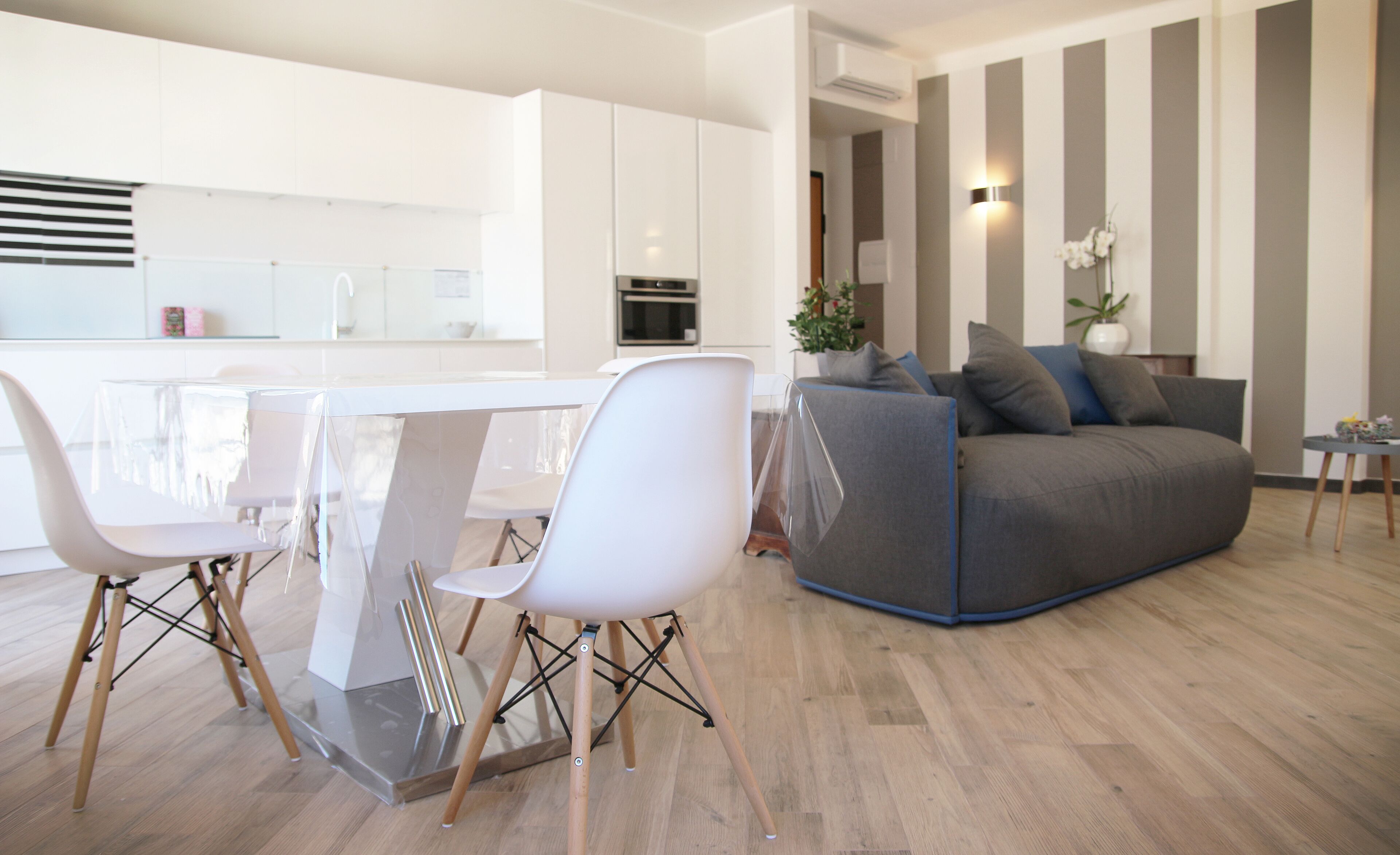 Smart TV, reproductor de DVD y libros 