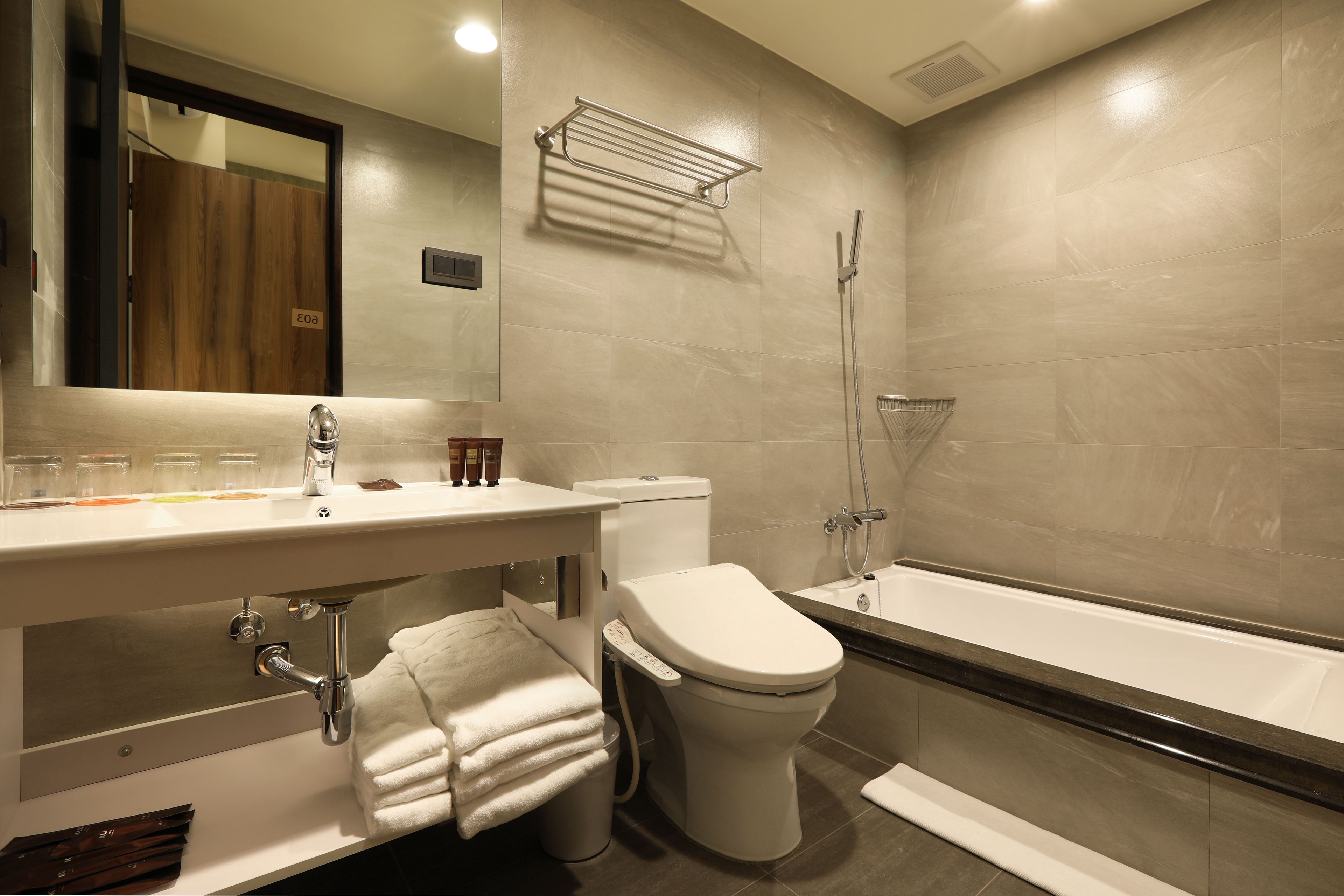 family quadruple room | bathroom | shower, hair dryer, bidet, towels