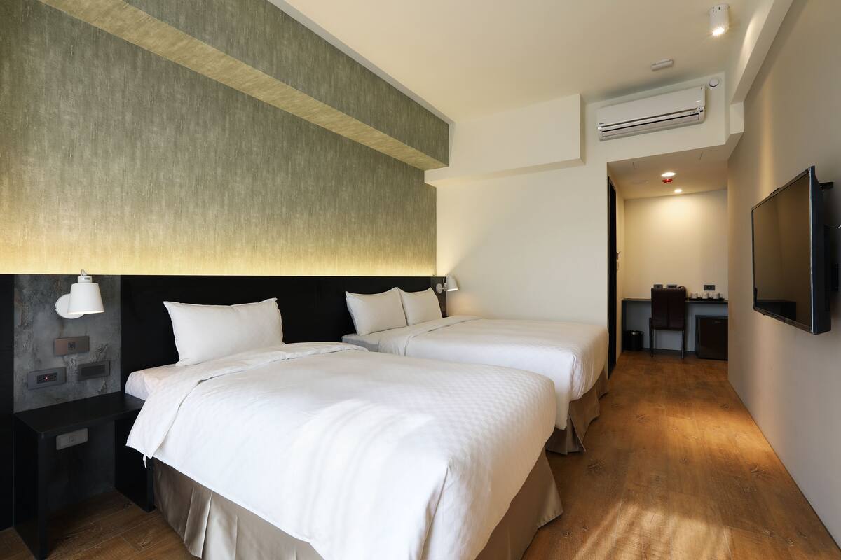 Kolmen hengen comfort-huone | Tallelokero huoneessa, pimennysverhot, ilmainen Wi-Fi, vuodevaatteet