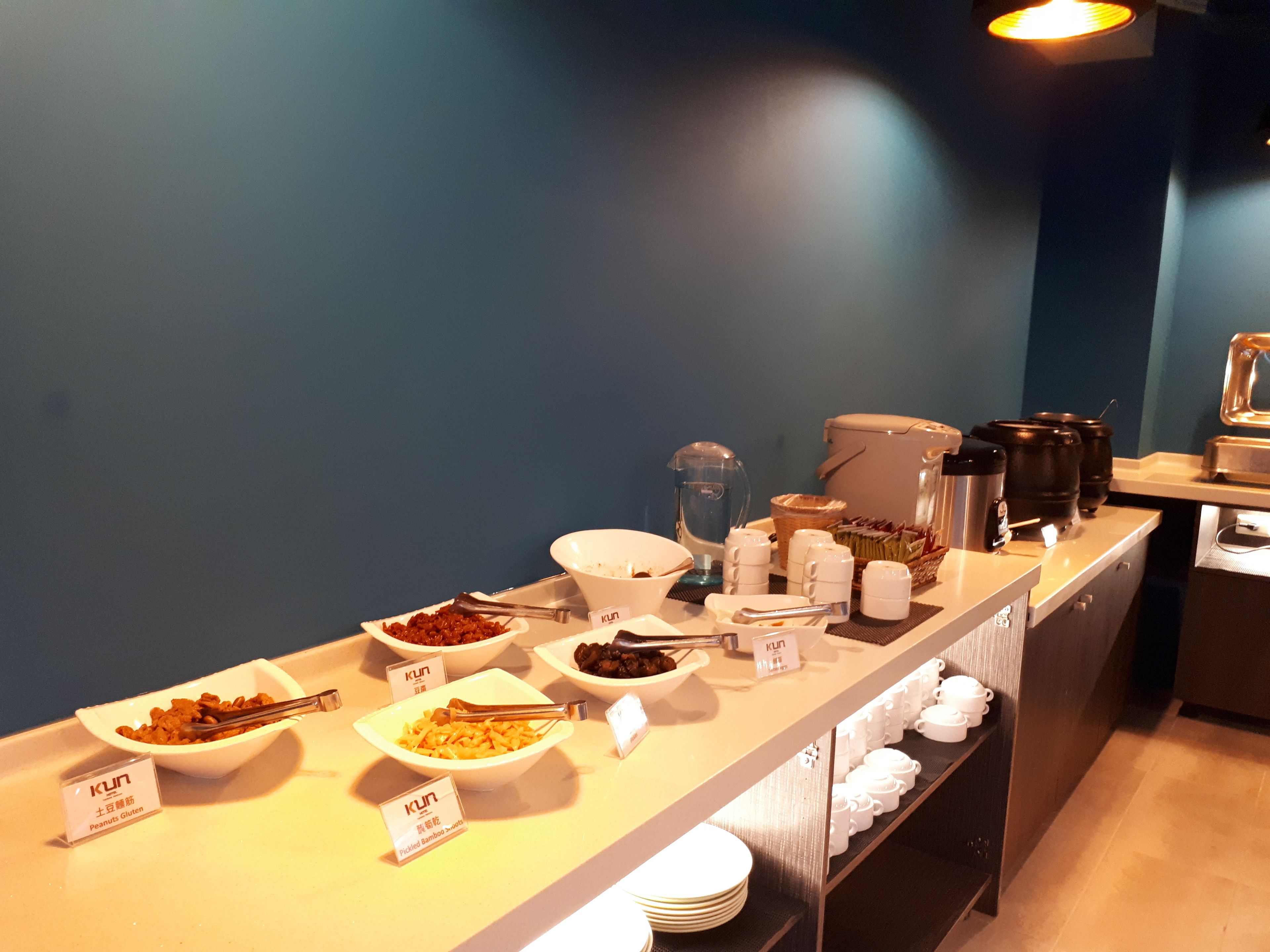 daily buffet breakfast (twd 300 per person)