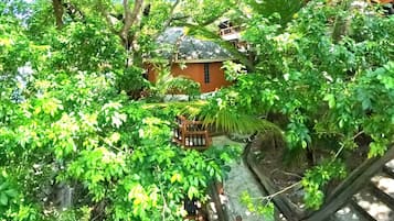 High Hill Villa | Vistas al jardín