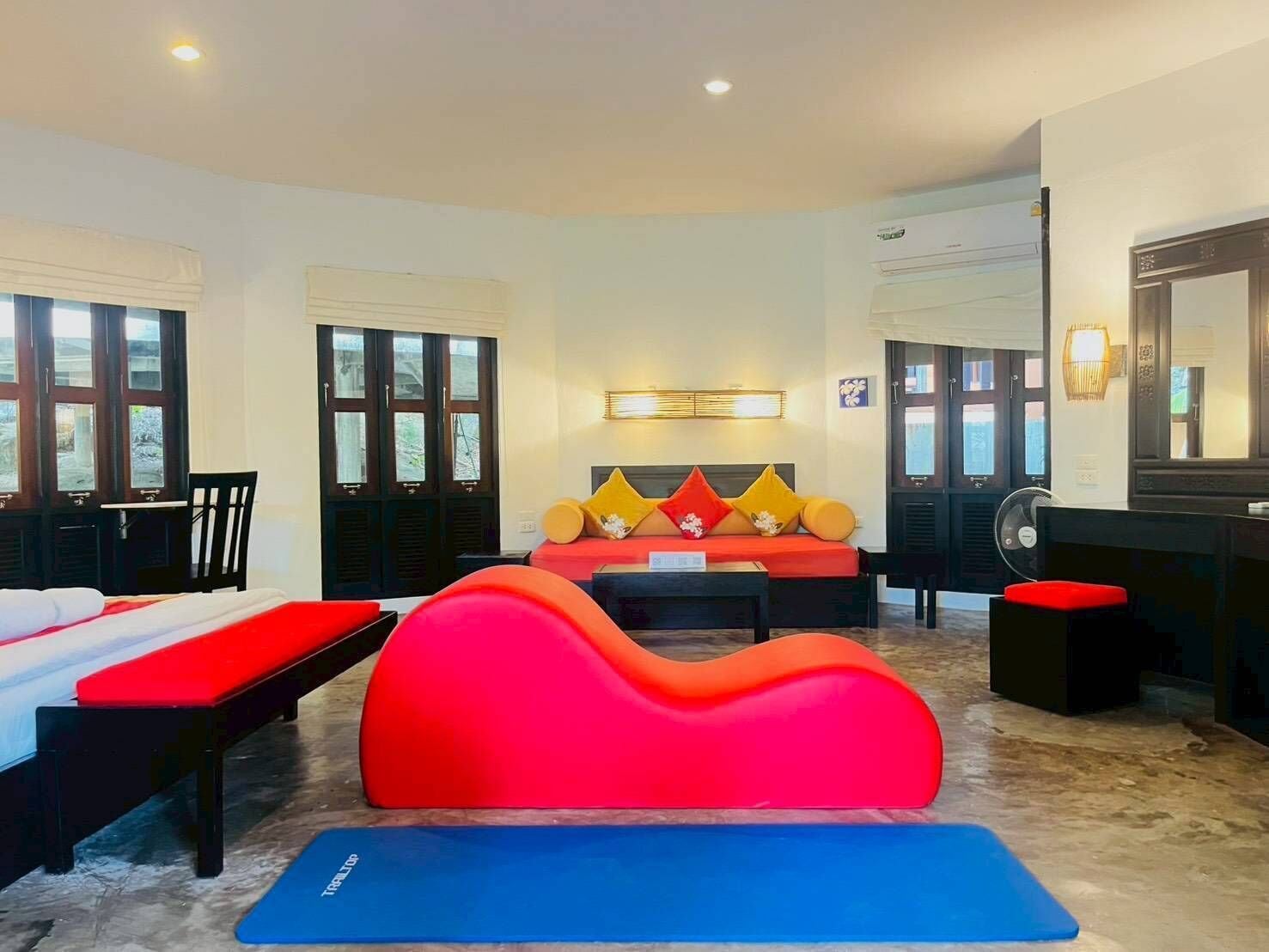 Hill Villa | In-room safe, bed sheets