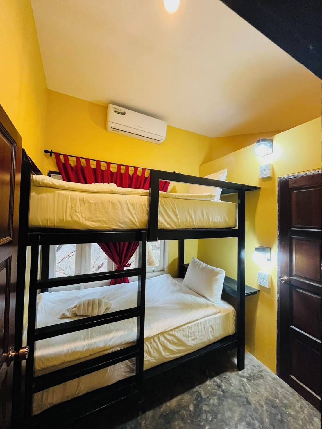 In-room safe, bed sheets