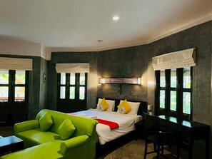 Caja de seguridad en la habitación y ropa de cama 