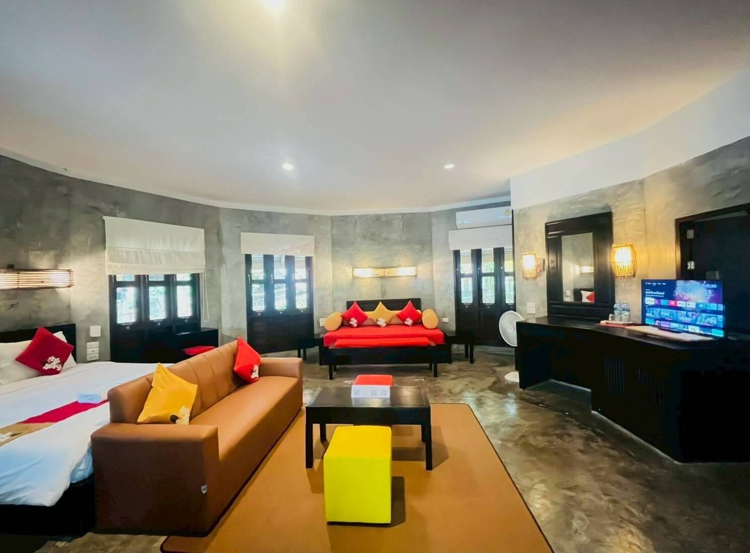 Stairs Villa | 客房内保险箱、床单