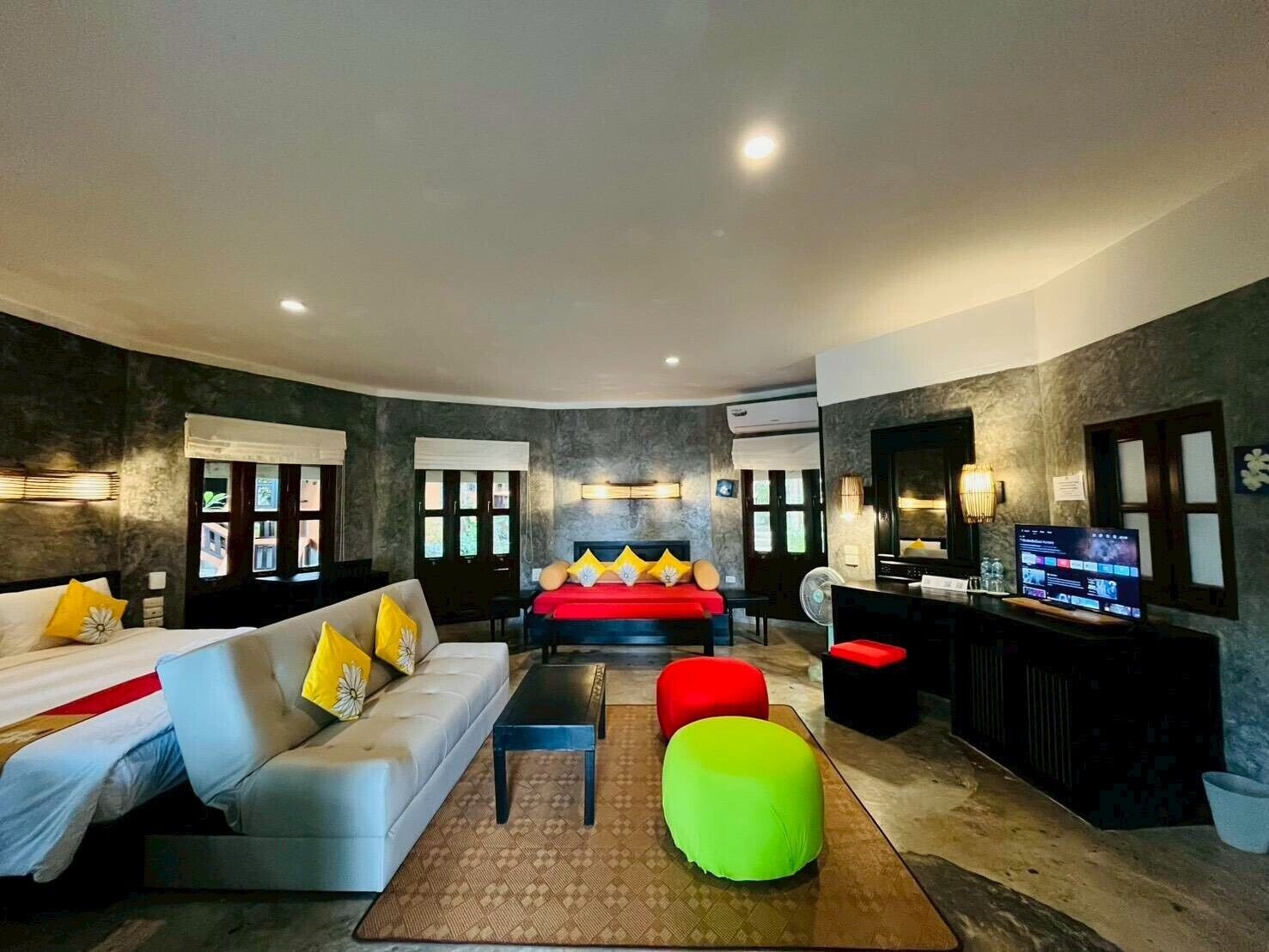 舒适别墅 | 客房内保险箱、床单