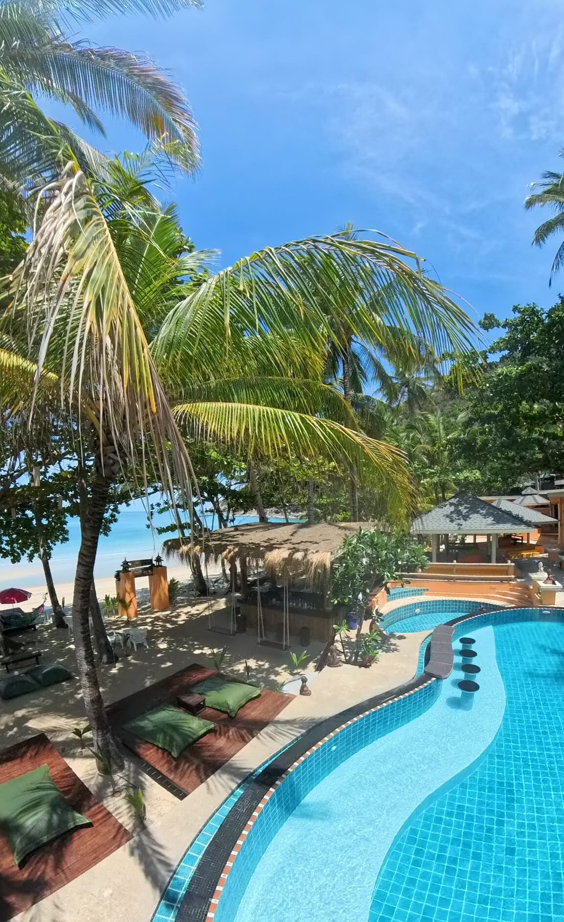 สระว่ายน้ำกลางแจ้ง