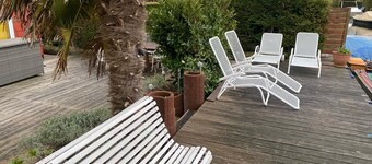 maison unique avec palmier sur la mer et le lac Issel