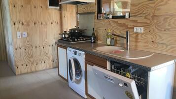 Een koelkast, een oven, een kookplaat, een vaatwasser